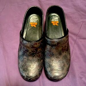 Dansko XP size 8 1/2/39 in brand new condition or one time too big